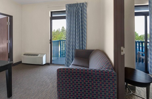 Mackinaw City Hotel | Days Inn by Wyndham Mackinaw City/Bridgeview Area