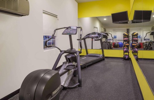 Woodbury Hotel | Days Inn by Wyndham Woodbury Long Island