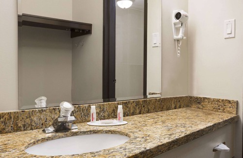 Saint-Laurent Hotel | Days Inn & Conference Centre by Wyndham Montreal Airport