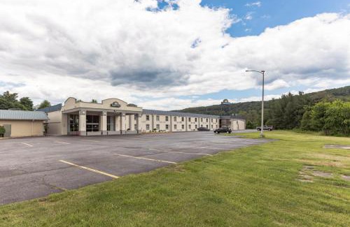 Hollins Hotel | Days Inn I81 double bed room