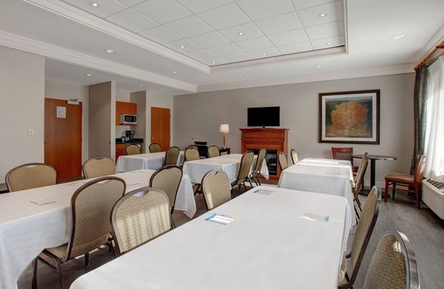 Collingwood Hotel | Days Inn & Suites by Wyndham Collingwood
