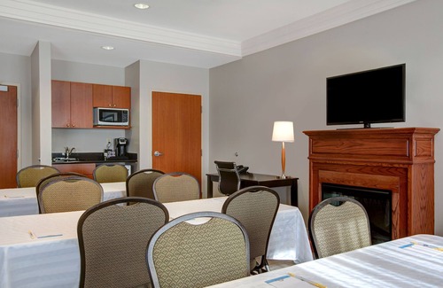 Collingwood Hotel | Days Inn & Suites by Wyndham Collingwood