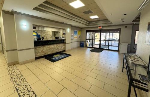 Cedar Rapids Hotel | Days Inn & Suites by Wyndham Cedar Rapids