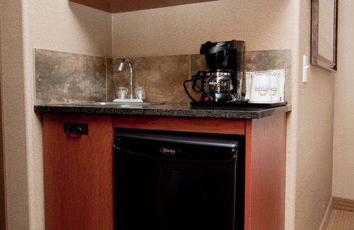 Strathmore Hotel | Days Inn & Suites by Wyndham Strathmore