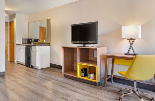 Rocky Mount Hotel | Days Inn & Suites by Wyndham Rocky Mount Golden East