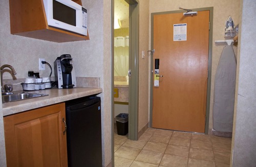 Brooks Hotel | Days Inn & Suites by Wyndham Brooks