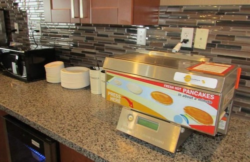 Brooks Hotel | Days Inn & Suites by Wyndham Brooks