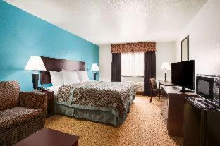 Conroe Hotel | Days Inn & Suites by Wyndham Conroe North