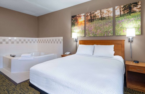 Monona Hotel | Days Inn & Suites by Wyndham Madison