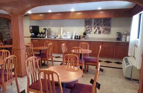 Monroe Hotel | Days Inn & Suites by Wyndham Monroe