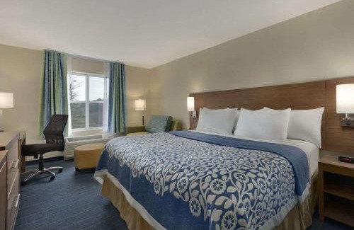 Altoona Hotel | Days Inn & Suites by Wyndham Altoona