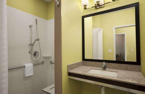 Altoona Hotel | Days Inn & Suites by Wyndham Altoona