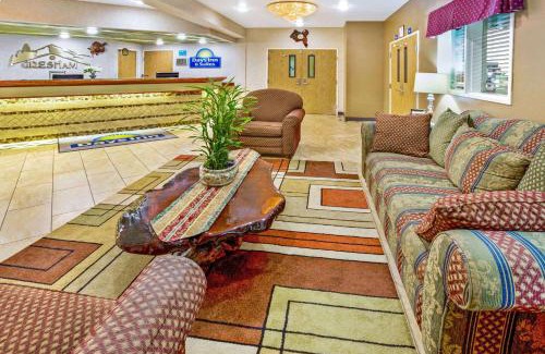Gresham Hotel | Days Inn & Suites by Wyndham Gresham