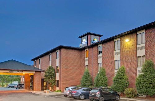 Hickory Hotel | Days Inn & Suites by Wyndham Hickory