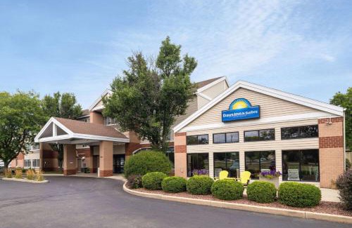 Monona Hotel | Days Inn & Suites by Wyndham Madison