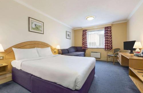 Codrington Hotel | Days Inn Watford Gap