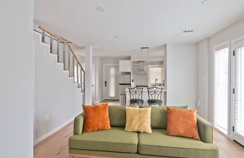 Northwest Cottage | DC Garden House - Bright & Modern 4-Person Unit near Metro