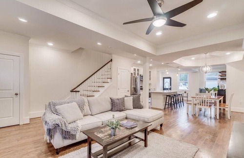 Mount Pleasant House | DC Rowhome + HUGE Roofdeck & Parking ✲ 4br - 3.5ba