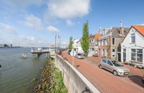 Lekkerkerk Apartment | De Kapiteinshut aan de rivier met XL ligbad en sauna