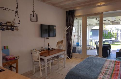Westkapelle Apartment | DE TUINKAMER Bed by the Sea