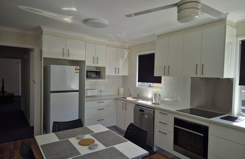 Redcliffe House | Deb's Place, Renovated Queenslander in Redcliffe close to all amenities.