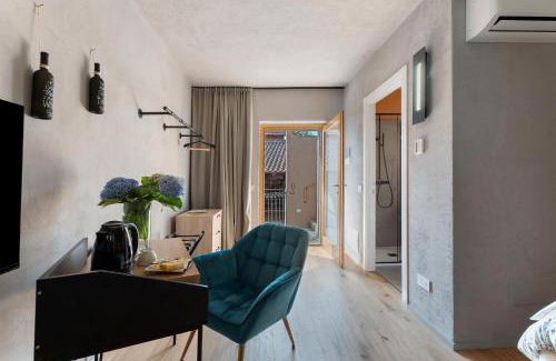 Borgomanero House | Decanter House