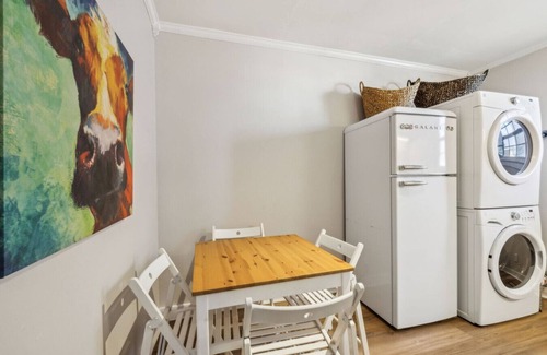 Edgehill House | Deck and king beds 1 mile to downtown free parking