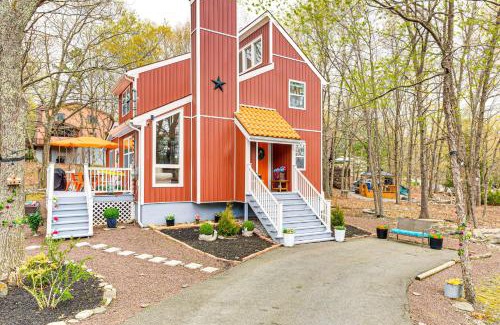 Bushkill House | Deck, Fire Pit and Pool Access at Poconos Retreat!