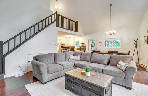 Albrightsville Cabin | Deck, Fire Pit & Pool Access: Pennsylvania Home!