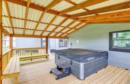 Brownwood House | Deck, Hot Tub and Lake View Brownwood Home!