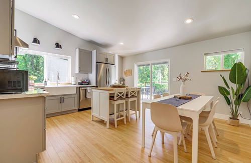 Gold Bar Cabin | Deck, Hot Tub & Views: Sleek Getaway in Index!