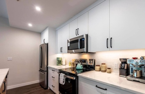 Golden Condo | Decked Out | Mtn Views | AC | Big Patio | DT | BBQ