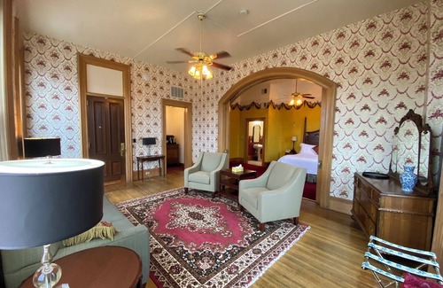 Maquoketa Hotel | Decker Hotel & Bar