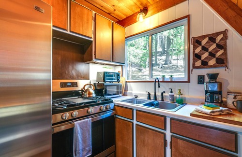 Arnold Cabin | Decks, Grills + Fire Pit: Camp Connell Hideaway!