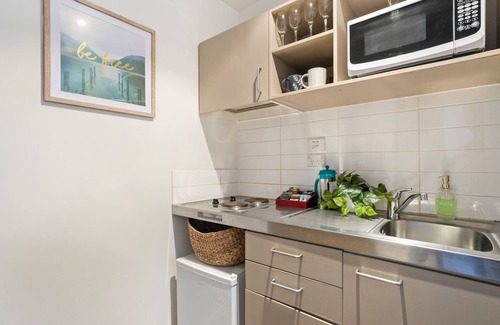 Grafton Apartment | Decorated Central City Apt w 2 Bathrooms