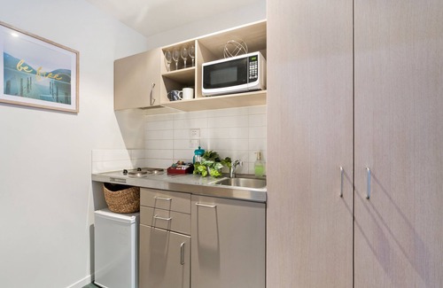 Grafton Apartment | Decorated Central City Apt w 2 Bathrooms