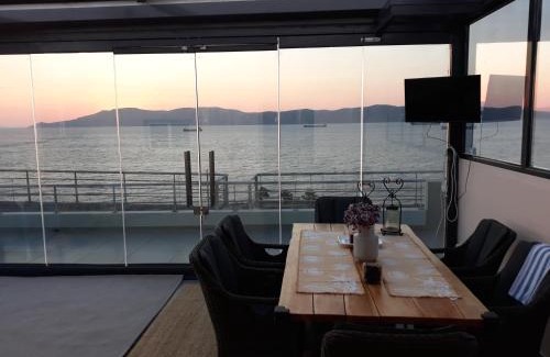 Lavrio Apartment | deep blue