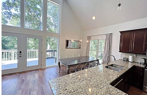 Dawsonville Cottage | Deep water cove Lake Lanier cottage w/hot tub, pvt dock, pool table, fire pit