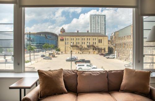 Westown Apartment | Deer District Studio Apt JC2 - One Block from Fiserv and Baird