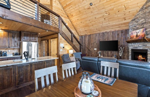 Morganton House | Deer Run I Dog Friendly~Hot Tub~Fire Pit~Sleeps 6