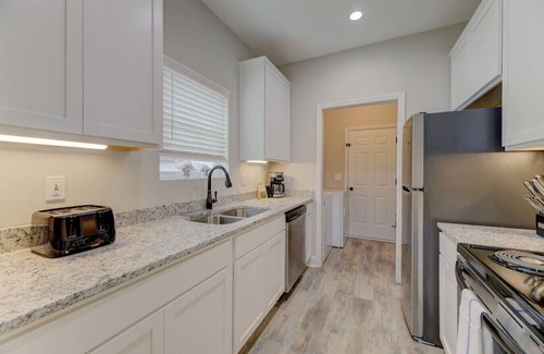 Cayce House | Deja Blue by Heartwood | 10 Mins to Downtown