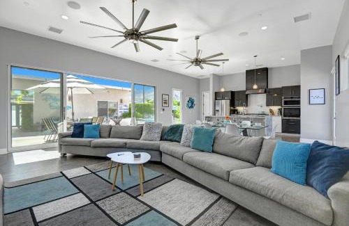 Desert Park Estates House | Deja Blue - Meredith Lodging