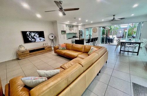 Palm Cove House | Deja Vu Palm Cove 3 Kings Heated Pool Private Luxury 5 mins walk beach cafe's