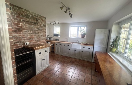 Claverham Apartment | Delightful 2 bed cottage near airport with Free Parking and Wi-fi