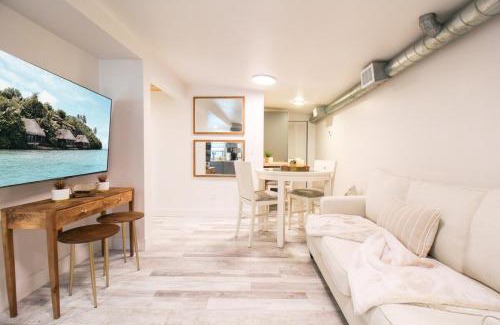 Downtown House | Delightful 2 BR Downtown Sarasota Condo - The White Pearl