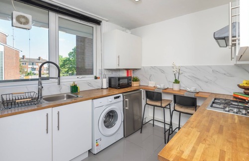 Thurlow Park Apartment | Delightful 3-Bedroom Apartment. Fast Transport Links. Quiet, Peaceful & Safe.