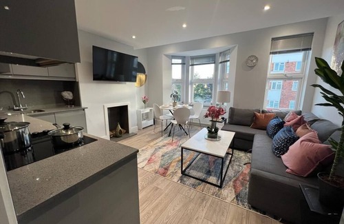 North Finchley Apartment | Delightful 3Bedroom/2Bathroom Pet-Friendly Flat with Aircon and WiFi