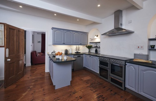 Laugharne Cottage | Delightful 6 Bedroom Cottage with Log Burner & Great Views