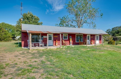 Carmine Apartment | Delightful Carmine Studio on Farm Near Round Top!