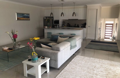 Craigburn Farm House | Delightful family house opposite a reserve and 20 mins to the city and beaches.
